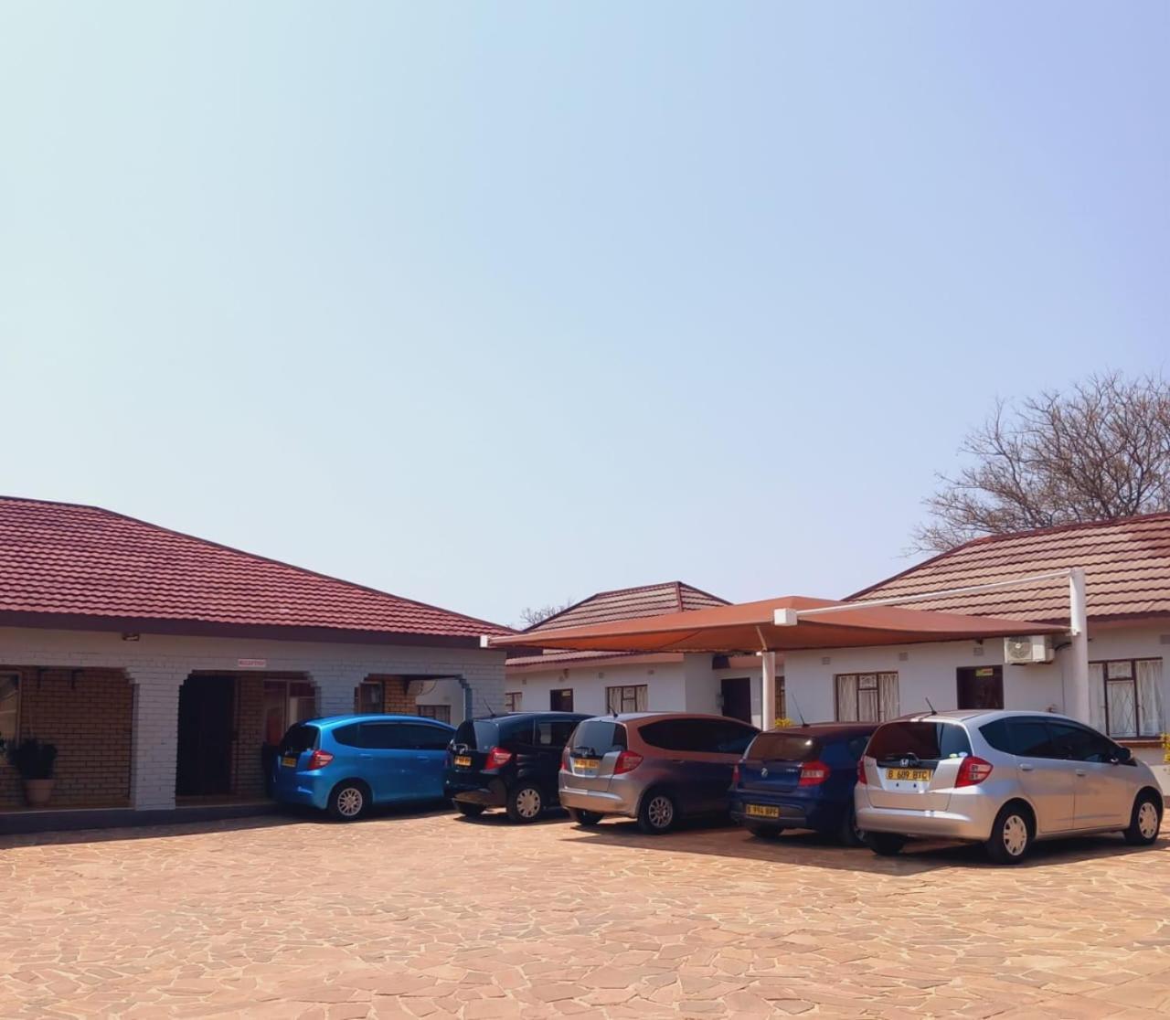 The Wild Thing Guesthouse Serowe Exterior photo