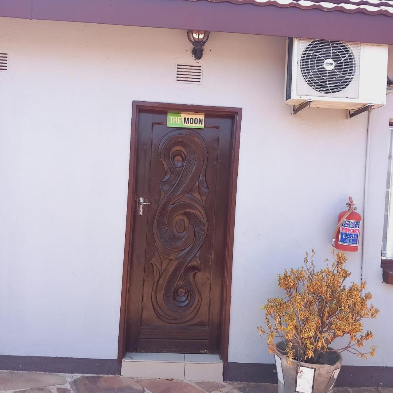 The Wild Thing Guesthouse Serowe Exterior photo