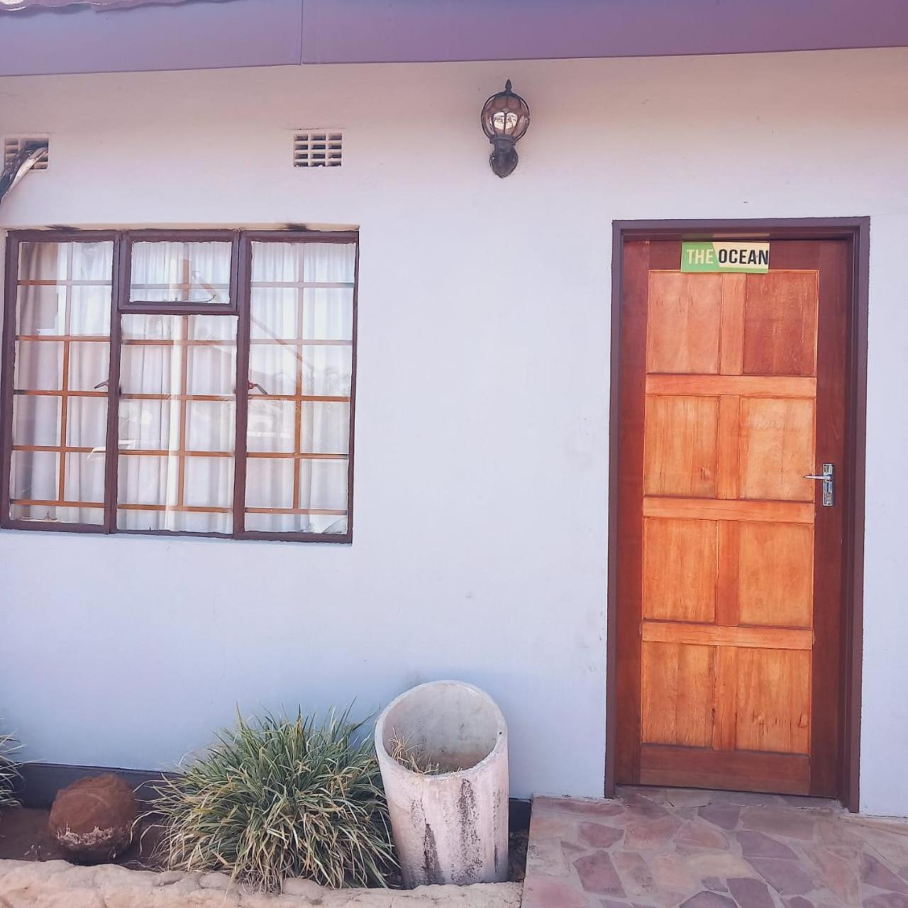 The Wild Thing Guesthouse Serowe Exterior photo